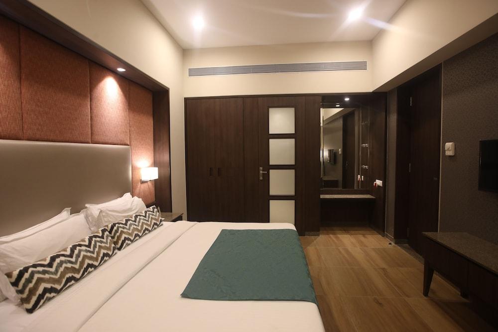 Gcc Hotel And Club Mira-Bhayandar Exterior foto