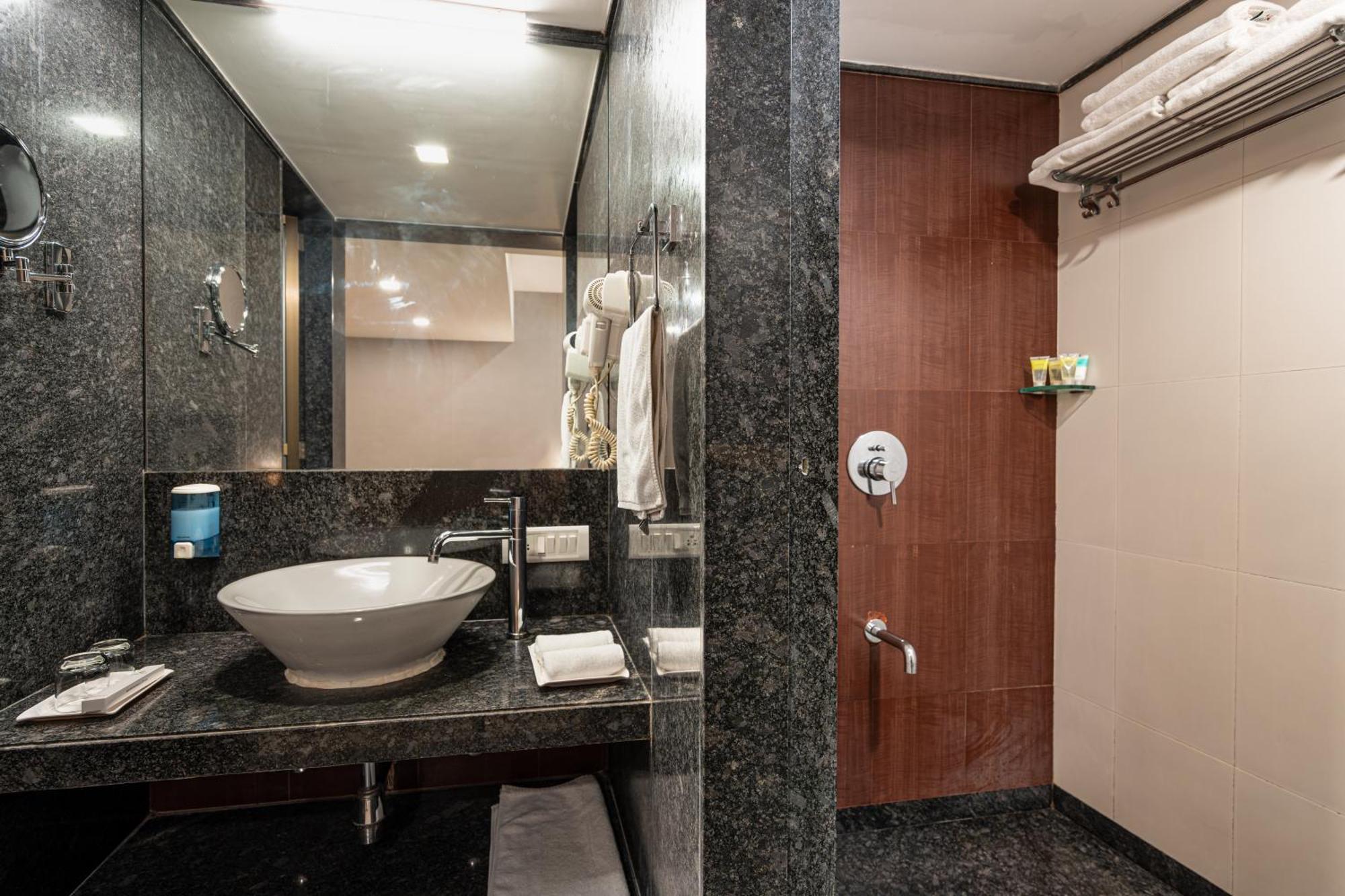 Gcc Hotel And Club Mira-Bhayandar Exterior foto